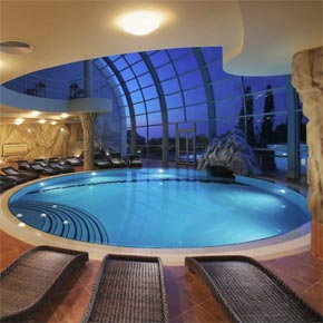 Belle photo de piscine intérieure